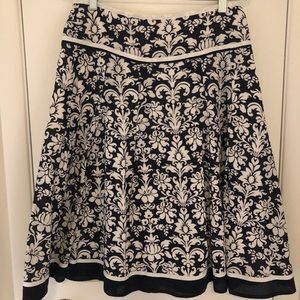 Jones New York size 8 navy & white skirt